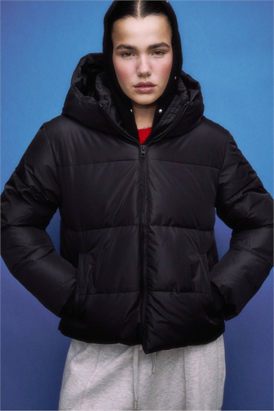 Базовая куртка-пуховик с капюшоном черного цвета артикул 150266322