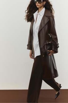 Длинный тренч из искусственной кожи коричневого цвета артикул 151427364