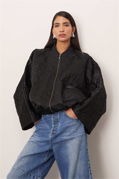 Цветочная стеганая бомбер-куртка черного цвета артикул 148413053