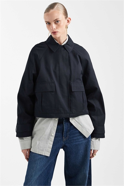 Короткий плащ-накидка с карманами и водоотталкивающей обработкой из хлопка артикул 151220567