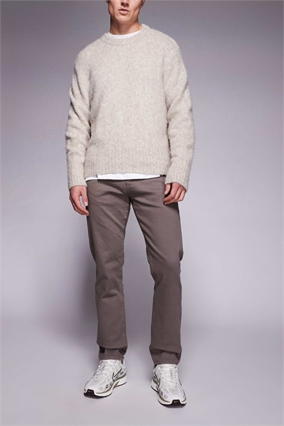 Джинсы облегающего кроя с эффектом потертости артикул 153280452