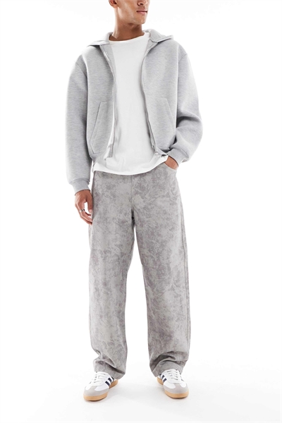 Широкие прямые джинсы с камуфляжным принтом артикул 150347450