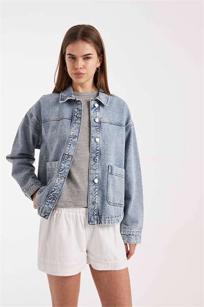 Джинсовая куртка с передними карманами светло-голубого цвета артикул 153813075