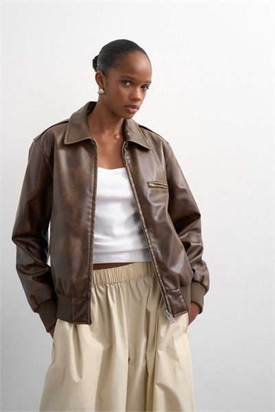 Куртка с застежкой-молнией по центру спереди и эффектом кожи артикул 151780857