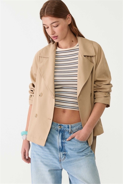 Короткий плащ с поясом кремового цвета артикул 150745801