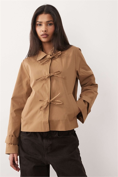 Короткий тренч с бабочкой, цвет «жареный кокос» артикул 153687855