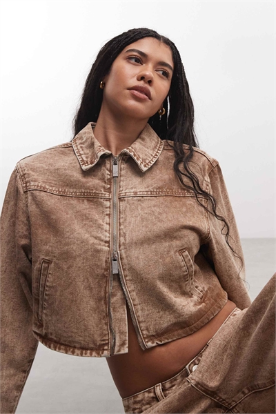 Комплект из джинсовой куртки с застежкой-молнией и брюк цвета «камень» артикул 155209912