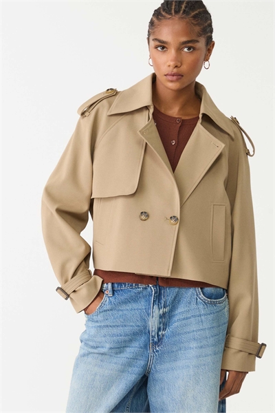 Укороченный приталенный тренч цвета хаки артикул 148584286