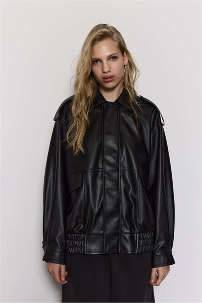 Оверсайз-куртка в стиле байкера с эффектом кожи, черного цвета артикул 155927627