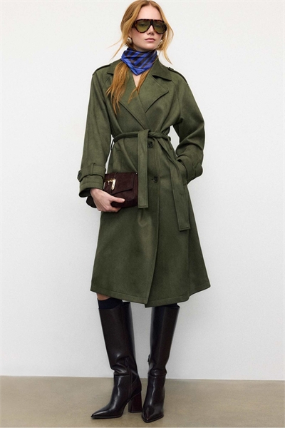 Длинный тренч из искусственной замши оливкового цвета артикул 155426037