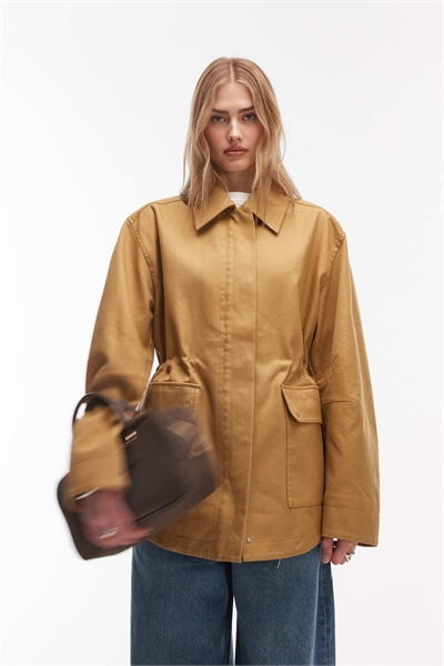 Короткий хлопковый тренч с затянутой талией артикул 155057505