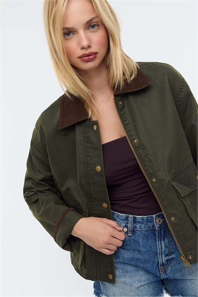 Контрастная короткая вощеная парка цвета хаки артикул 152170779