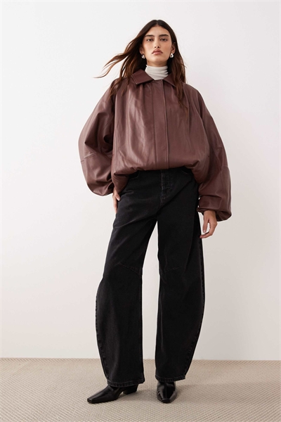 Оверсайз кожаное бомбер-пальто с рукавами-баллонами коричневого цвета артикул 152460951