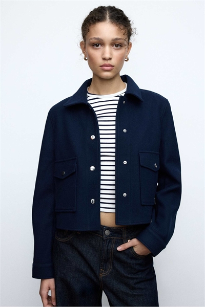 Мягкая короткая куртка темно-синего цвета артикул 155513172