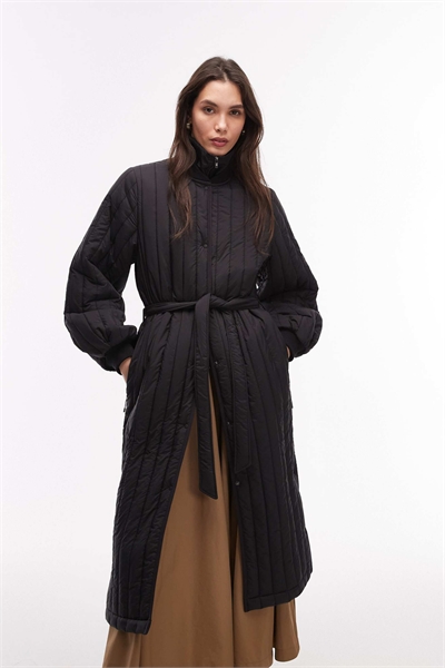 21870 Banja: водоотталкивающее стеганое пальто с подкладкой и поясом артикул 153907350