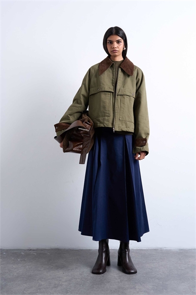 Джинсовая куртка-барн с утеплителем и воротником из контрастного вельвета артикул 148509740