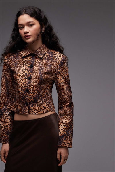 Короткая куртка с воротником и облегающим кроем артикул 152708763