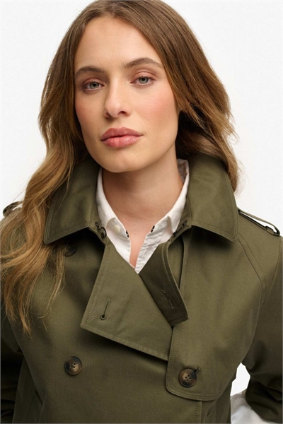 Короткий тренч пыльно-оливкового цвета артикул 156069725