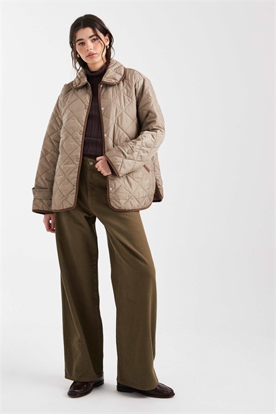 Короткая стеганая куртка с воротником бежевого цвета с контрастной окантовкой артикул 153489391