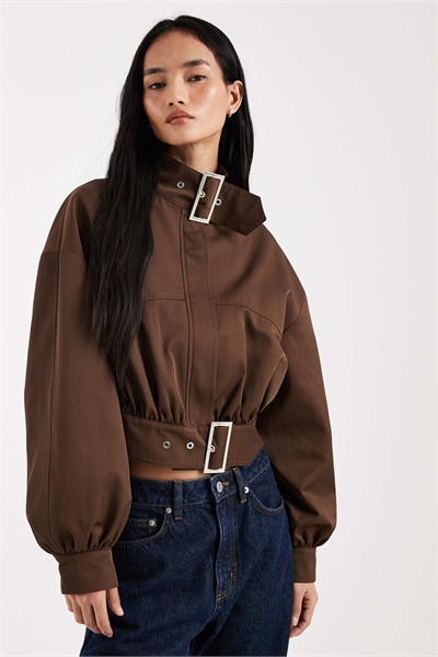 Укороченный жакет с воротником-воронкой и пряжкой артикул 154846942