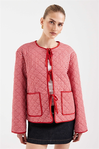 Куртка с завязками спереди, стеганая, в красно-белую клетку артикул 153813396