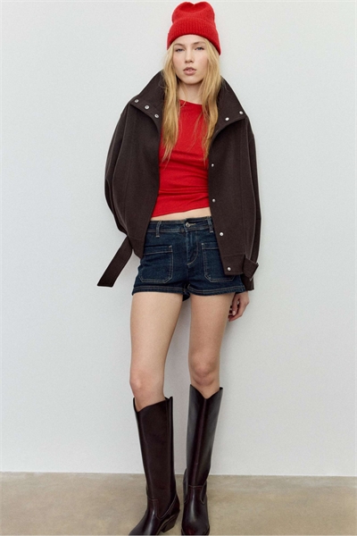 Оверсайз бомбер из мягкой ткани коричневого цвета артикул 155320407