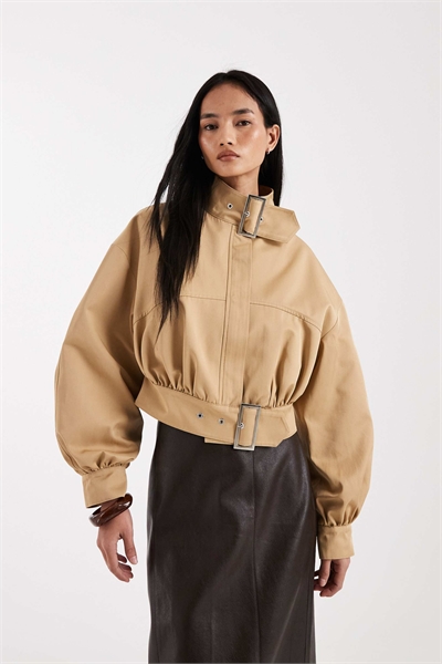 Укороченный жакет с воротником-воронкой и пряжкой артикул 154847555