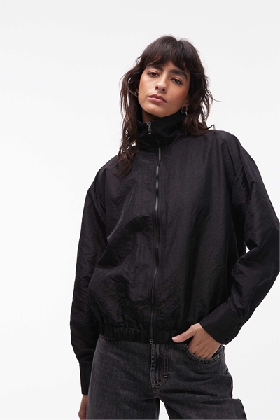 Ветровка из тафты с высоким воротником артикул 152935759