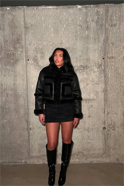 Короткая куртка с меховой отделкой черного цвета артикул 155182149