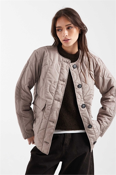 Короткая стеганая куртка Onion с карманами цвета лунного камня артикул 153084244