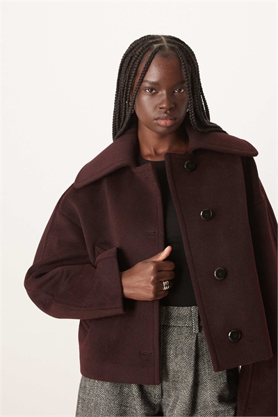 Короткий приталенный пиджак артикул 154263527