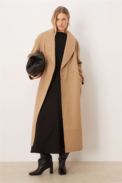 Длинное пальто бежевого цвета с воротником-шалью артикул 152935089