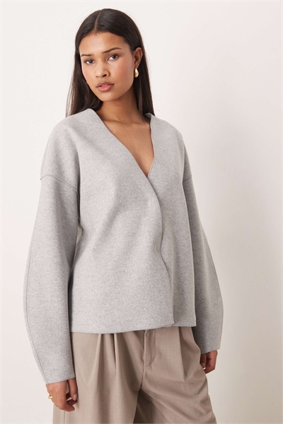 Чистая облегающая легкая куртка светло-серого меланжевого цвета артикул 153048381