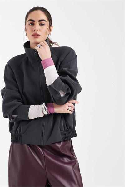 Бомбер с зауженными плечами артикул 152155147