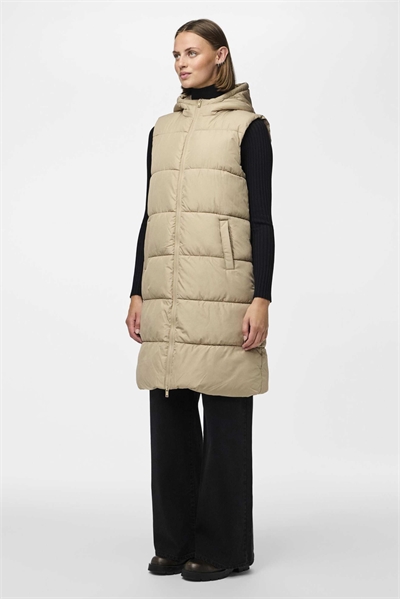 Утепленный жилет кремового цвета артикул 153542005