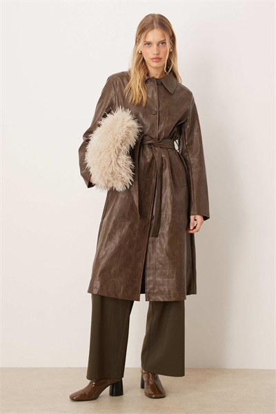 Длинное пальто с длинным ворсом коричневого цвета артикул 150938481