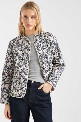 Стеганая куртка с кремовым и синим принтом в виде каймы артикул 153084243