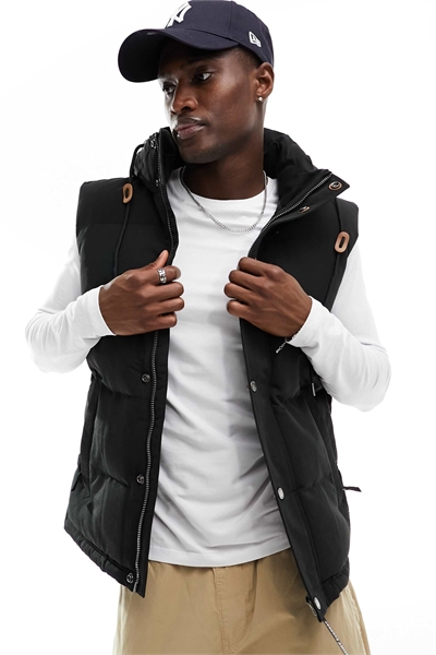 Пуховая жилетка с капюшоном Everest черного цвета артикул 133664743