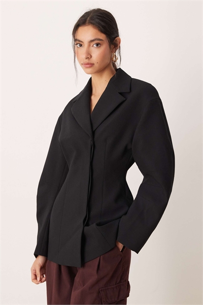 Жакет с зауженной талией и воротником, скроенный по фигуре артикул 153153978