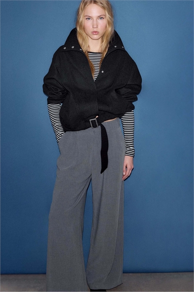 Оверсайз бомбер из мягкой ткани черного цвета артикул 155320408