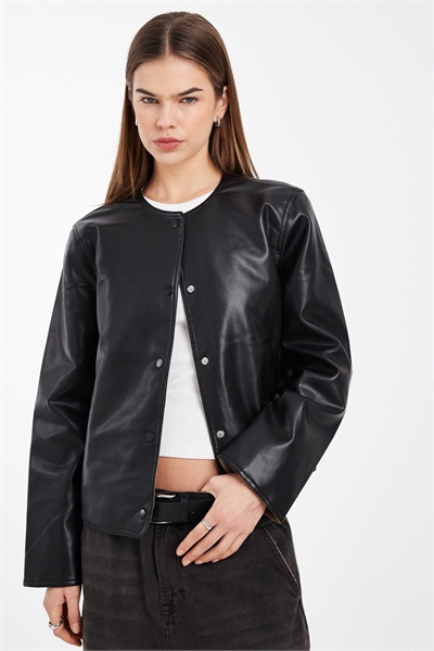 Короткая куртка без воротника из искусственной кожи с стеганой подкладкой черного цвета артикул 153084187