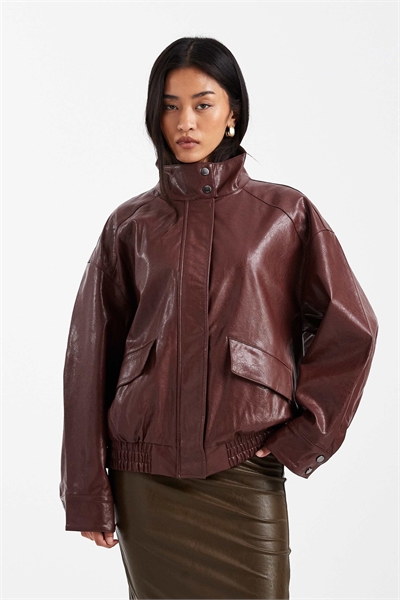 Бомбер из искусственной кожи бордового цвета артикул 153280337