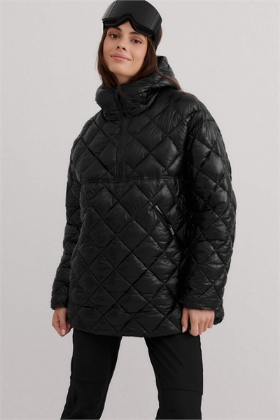 Роскошная стеганая куртка-анорак глянцевого черного цвета артикул 153897772