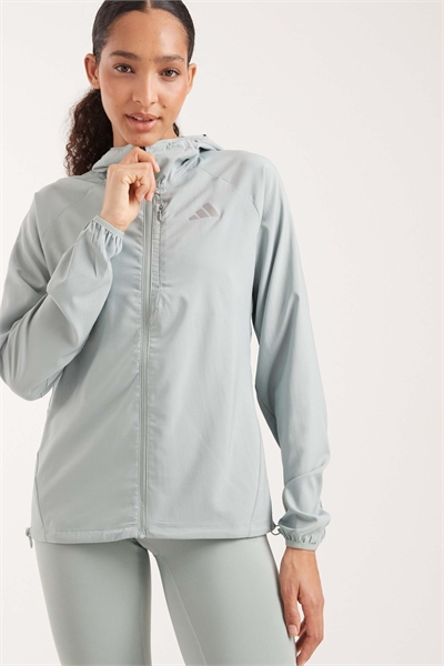 Куртка Adi365 Running Essentials в цвете «шалфей» артикул 153898042