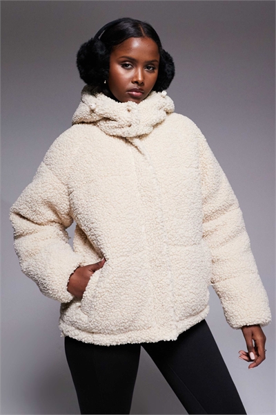 Короткая лыжная куртка-пуховик из борго с капюшоном артикул 145387535