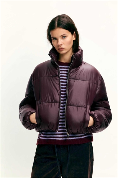 Пуховик с блестящей отделкой артикул 154706556