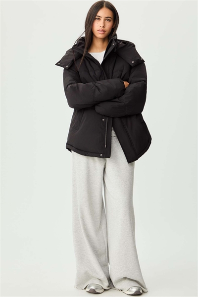 Увеличенная пуховая куртка с капюшоном черного цвета артикул 152701764