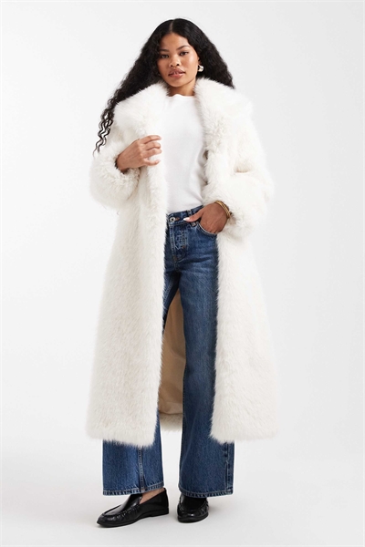 ASOS DESIGN Petite длинное пальто из искусственного меха с поясом кремового цвета артикул 148785472