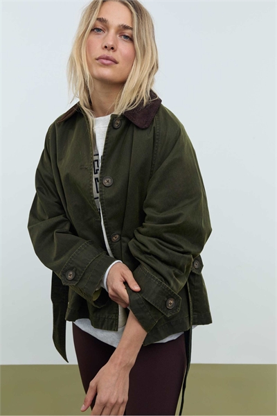 Короткий вощеный тренч с поясом цвета хаки артикул 152150946