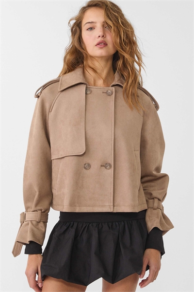 Короткий тренч из искусственной замши цвета карамель артикул 148584439